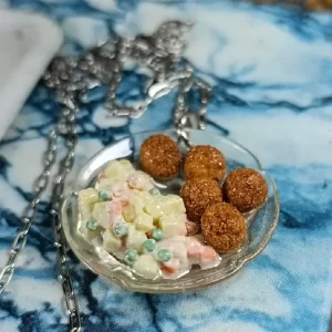 Collar Albóndigas / Falafel con ensalada rusa