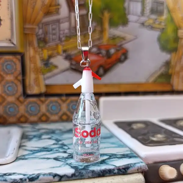 Collar Sifon de Soda (pico blanco y rojo) - Image 2